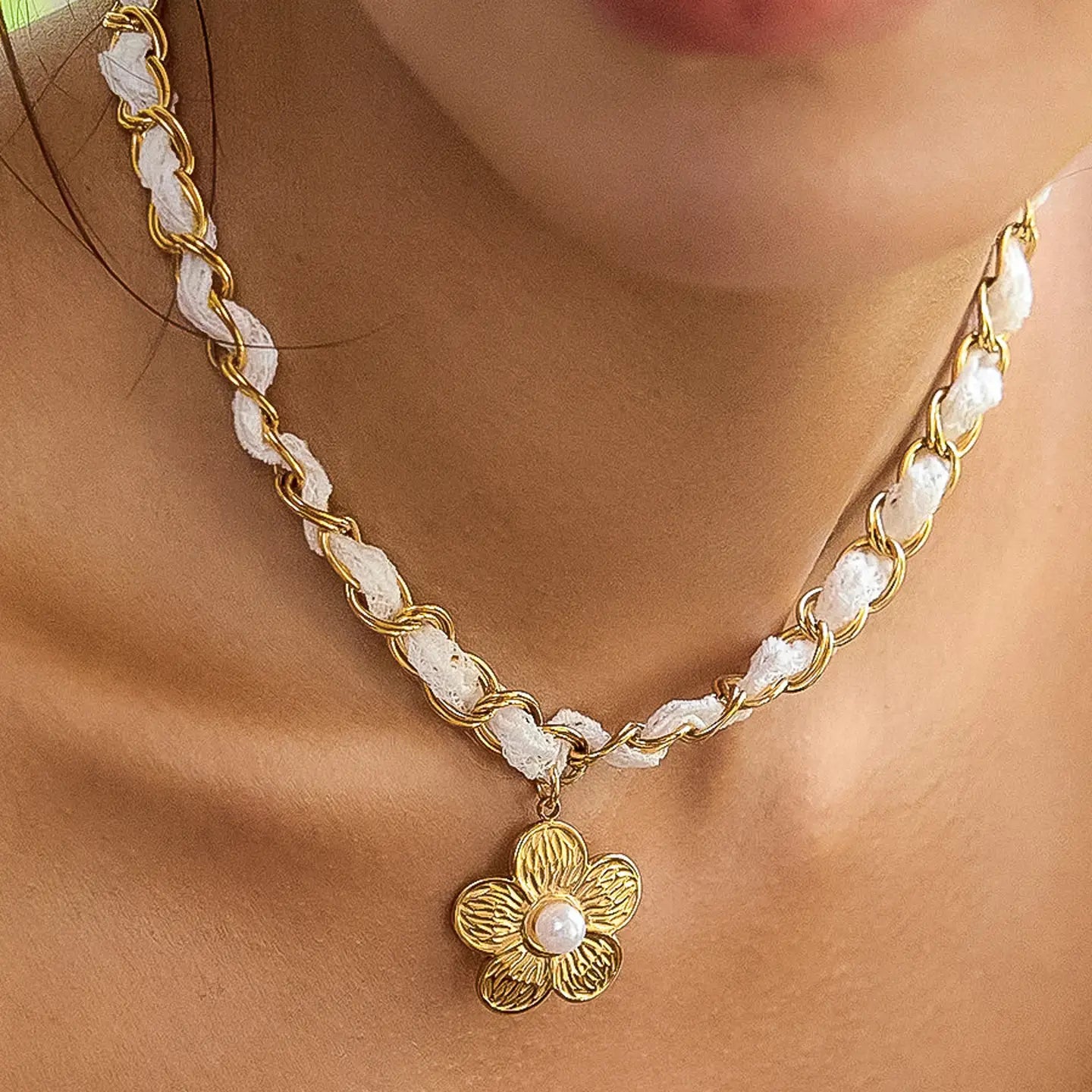 18K Gold Non-Tarnish Floral Chain Pendant Necklace